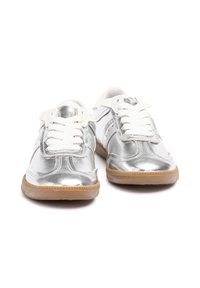 Zilveren metallic sneakers met witte veters, met een gladde textuur, ronde neus en een beige rubberen zool. Gestreepte details aan de zijkanten.