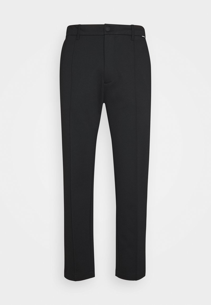 Pantalon noir en tissu lisse avec une coupe cintrée, doté d'une fermeture à boutons, de passants pour ceinture et de coutures verticales pour un look soigné.