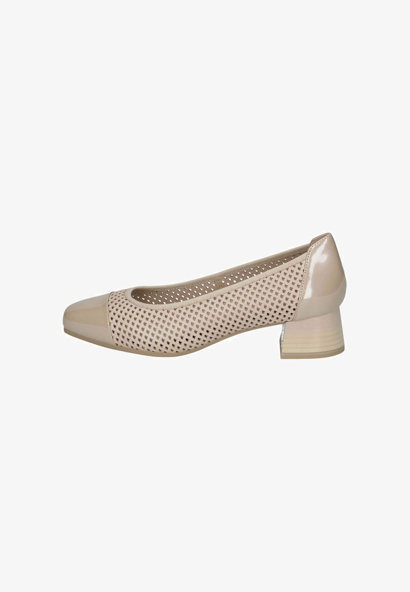 Escarpin beige en cuir verni avec talon bloc, empeigne perforée, bout arrondi et finition lisse ; doté d'un bout renforcé et d'un petit talon.