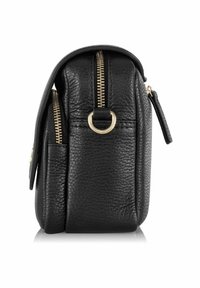 Czarna skórzana torba o teksturowanej powierzchni. Posiada złoty zamek u góry i złoty pierścień po boku. Kompaktowy prostokątny kształt.