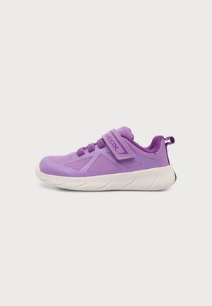 Sneaker enfant lavande et violette, avec une attache velcro et une semelle blanche, présentée de profil sur fond blanc uni.