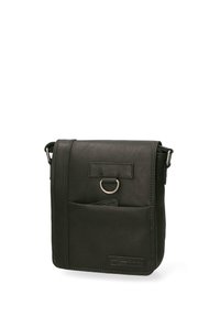 Borsa a tracolla nera in pelle con tasca frontale, chiusura a scatto e un accentuazione in metallo a forma di anello. Texture liscia e forma rettangolare.
