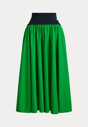 Zelená midi sukňa z ľahkej látky s nariaseným dizajnom, s tmavomodrým pásom a jemným detailom loga blízko vrchu.