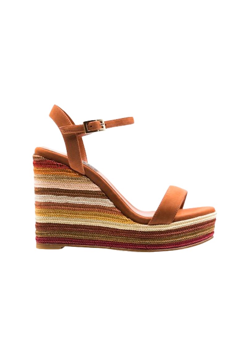 Sandalia de cuña de cuero marrón con una correa de hebilla. La cuña presenta un diseño tejido multicolor en rayas, combinando tonos de rojo, amarillo y beige.