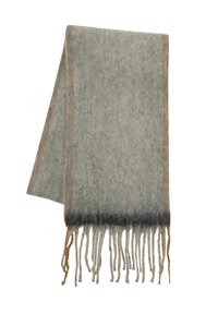 Svetlo šedý vlnený šál s strapcami, ktorý má gradient prechádzajúci do tmavších odtieňov na spodnej strane. Mäkký, textúrovaný povrch.