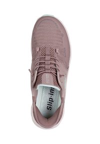 Zapatilla de malla rosa con un upper texturizado, cordones elásticos y un acento azul claro. Presenta una plantilla acolchada etiquetada como "Slip-Ins".