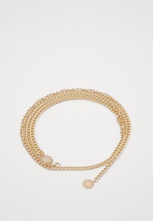 Gelaagde gouden kettingriem met twee gegraveerde ronde medaillonbedels op een witte achtergrond.