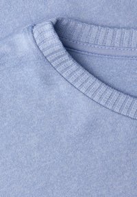 Jasnoniebieski sweter dzianinowy z prążkowanym, okrągłym dekoltem. Materiał wydaje się miękki i gładki z delikatną fakturą.