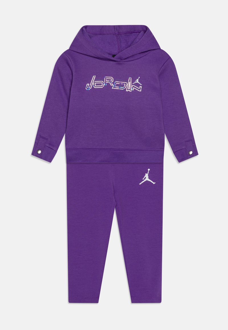 Set di felpa viola con cappuccio e pantaloni coordinati realizzato in morbido tessuto, con logo "JORDAN" e emblema Jumpman bianchi. Maniche lunghe con dettaglio a bottoni.