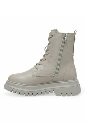 Botte de combat gris clair à lacets avec fermeture éclair latérale, semelle épaisse et robuste, et languette à l’arrière, vue de profil tournée vers la gauche.