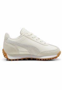 Witte sportieve schoenen van leer en suede, met een lichte crème kleur, platte veters, rubberen zool met grip en subtiele ontwerpelementen.