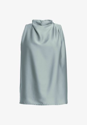 Mouwloze lichtblauwe satijnen blouse met een gedrapeerde hoge halslijn en losse pasvorm, weergegeven op een witte achtergrond.