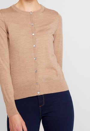 Beiger Cardigan aus weichem Stoff, mit Rundhalsausschnitt, langen Ärmeln und silberner Knopfverschluss vorne. Figurbetontes Design.