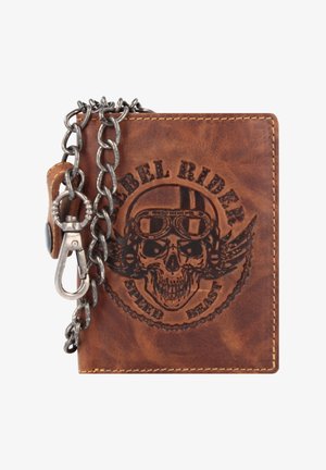 Bruine leren portefeuille met een ketting, voorzien van een schedelontwerp en de woorden "Rebel Rider" in reliëf op de voorkant. Textuur oppervlakte, metalen hardware.