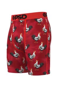 Calzoncillos bóxer rojos con un patrón repetido de gallos en blanco y negro con coronas. El material parece suave, con una cinturilla negra en contraste.