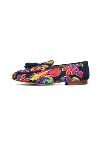 Geborduurde loafers met een marineblauw textiel bovenwerk, voorzien van kleurrijke spiraalpatronen en een decoratieve kwastdetail op de wreef. Rechte zool.