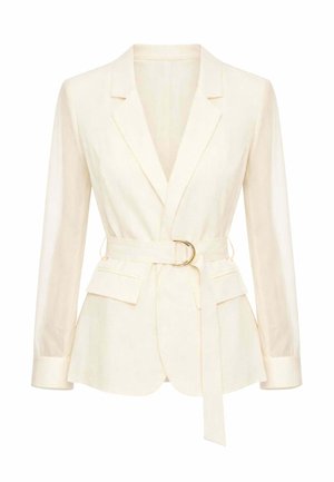 Blazer su misura color crema con maniche lunghe, rever a scialle, tasche con patta e cintura abbinata con fibbia dorata in vita.