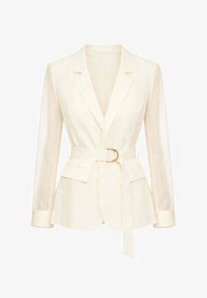 Blazer su misura color crema con maniche lunghe, rever a scialle, tasche con patta e cintura abbinata con fibbia dorata in vita.