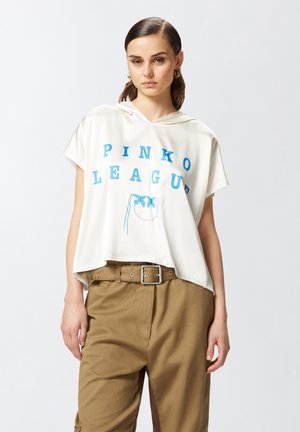 Haut à capuche blanc à manches courtes avec impression bleue "PINKO LEAGUE", comportant une poche kangourou et une coupe décontractée, associé à un pantalon kaki.