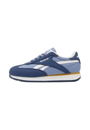 Blauwe en marineblauwe Reebok-sneaker met witte logostrepen, witte zool en een mosterdkleurige accentstreep, van opzij gezien tegen een witte achtergrond.
