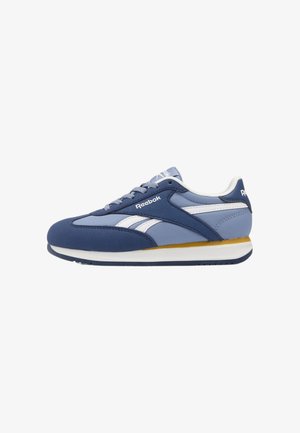 Blauwe en marineblauwe Reebok-sneaker met witte logostrepen, witte zool en een mosterdkleurige accentstreep, van opzij gezien tegen een witte achtergrond.