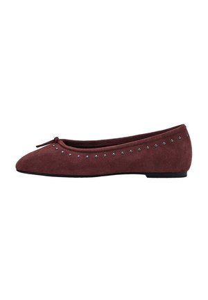 Zapato de ballet plano de ante granate con pequeños tachones plateados a lo largo del borde y un pequeño lazo en la parte delantera.