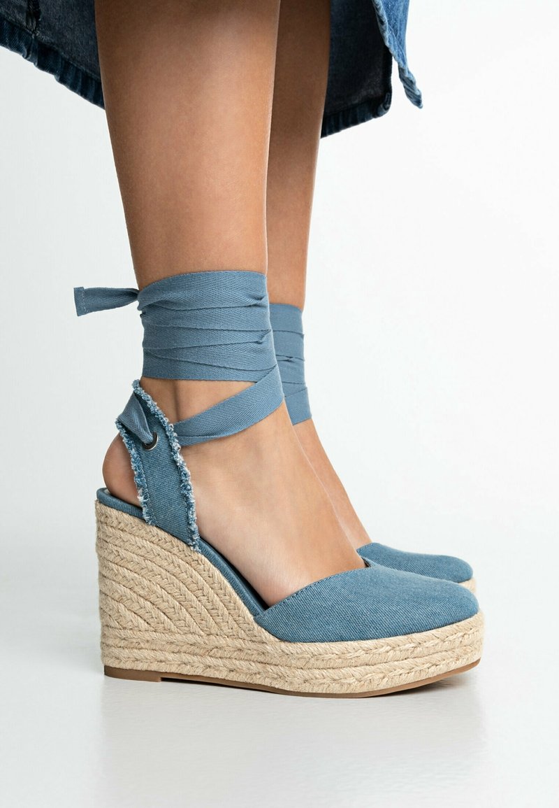 Stradivarius Sandály na vysokém podpatku - blue