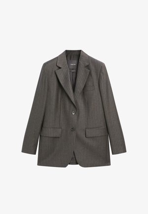 Upravený šedý pruhovaný blazer vyrobený z měkké látky, s klopovým límcem, dvěma předními kapsami a zapínáním na jeden knoflík.