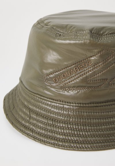 Olivenfarvet bøttehat lavet af skinnende, polstret materiale. Har syede detaljer og DSQUARED2-logoet i brunt tråd.
