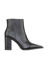 Stivale alla caviglia in pelle nera con punta appuntita, tacco cubano alto e texture liscia. Presenta cuciture minime e un design elegante e moderno.