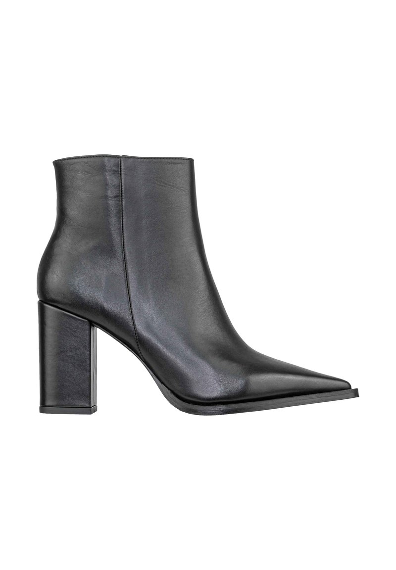 Stivale alla caviglia in pelle nera con punta appuntita, tacco cubano alto e texture liscia. Presenta cuciture minime e un design elegante e moderno.