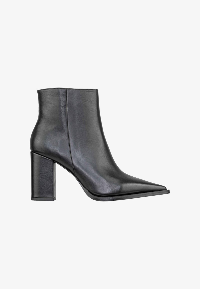 Stivale alla caviglia in pelle nera con punta appuntita, tacco cubano alto e texture liscia. Presenta cuciture minime e un design elegante e moderno.