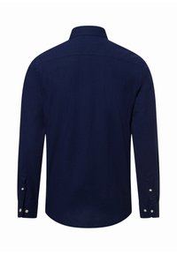 Marineblaues Langarmhemd aus strukturiertem Stoff, mit einem Button-down-Kragen und Knopfdetails an den Manschetten.