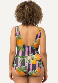 Yksiosainen uimapuku, jossa on voimakkaat mustat, vaaleanpunaiset ja oranssit kuviot, suuret appelsiinit ja vihreät lehdet. Matala selkädesign ja tiukka muoto.