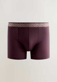 Burgunderfarbene Boxershorts mit einer glatten Textur. Mit einem gemusterten Taillenbund in hellbraun mit griechischem Schlüsselmotiv. Enganliegende Passform.