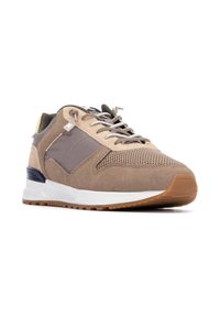 Zapatillas de ante y malla color marrón con acentos de tela gris oscuro, suela de goma marrón, cordones beige y detalle de logo en el lateral.