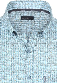 Musterhemd in Hellblau mit geometrischem Design und floralen Akzenten, zwei Knöpfen und einer weichen Stofftextur.