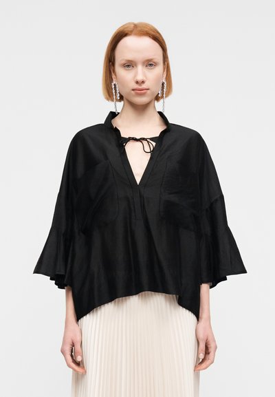Μαύρο, ελαφρύ μπλούζα με χαλαρή εφαρμογή, V-λαιμόκοψη, κορδονάκι στο λαιμό και φαρδιά μανίκια. Υφή υφάσματος με δύο μπροστινές τσέπες.