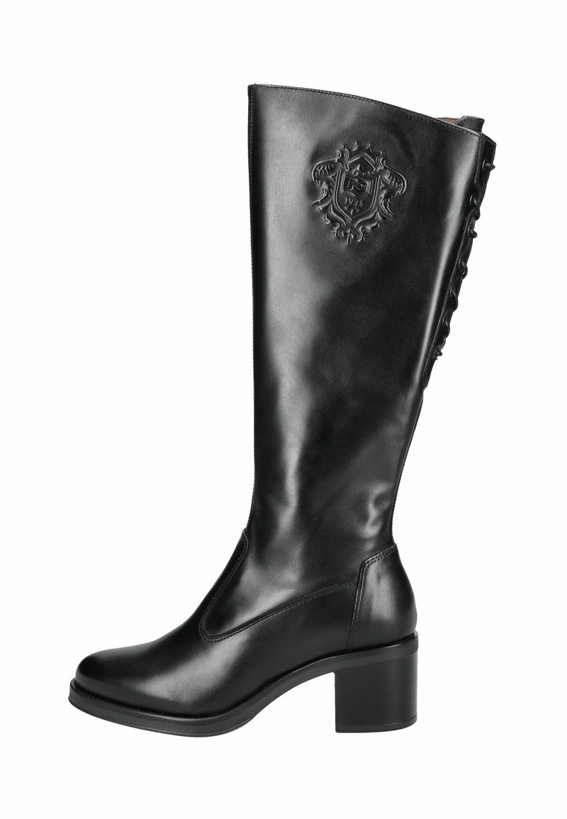 Botte en cuir noir, haute jusqu'au genou, avec un bout rond, un talon épais, un emblème en relief et des boucles décoratives sur le côté. Texture lisse et design élégant.