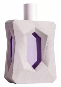 Vit geometrisk parfymflaska med en texturerad yta, som har en lila centraldel och ett cylindriskt vitt lock.