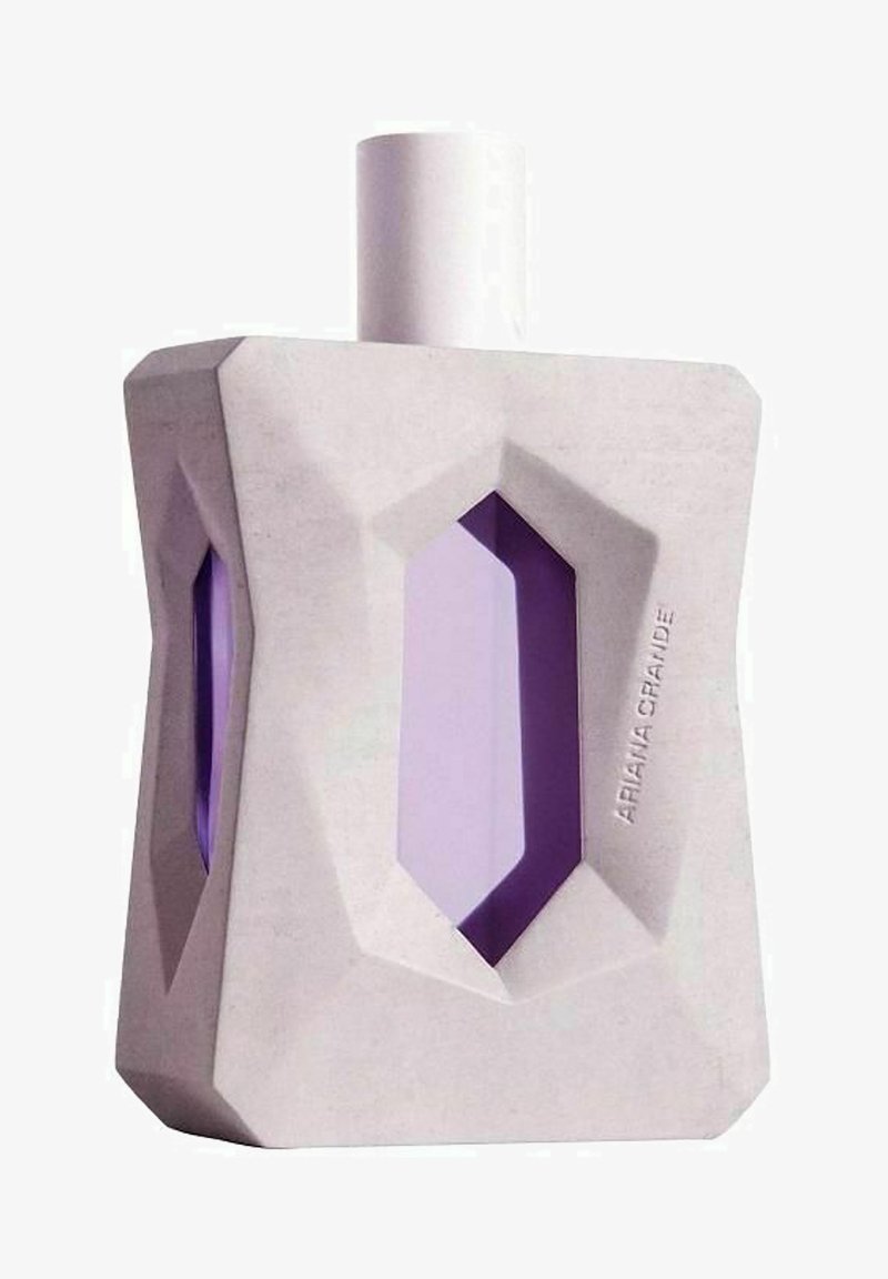 Vit geometrisk parfymflaska med en texturerad yta, som har en lila centraldel och ett cylindriskt vitt lock.