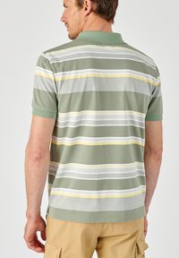 Poloshirt met horizontale strepen in groen, grijs en geel, korte mouwen en een kraag. Gemaakt van gestructureerde katoenstof.