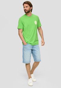 s.Oliver FRONTPRINT - T-shirt print - grün
