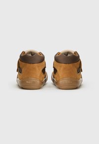 Bruine suède schoenen met een gewatteerde kraag en gaasaccenten. Voorzien van een klittenbandsluiting en een lichte rubberen zool met de opdruk "froddo."