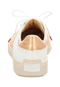 Weiße Sneaker mit einem metallic roségoldenen Akzent an der Ferse, textilem Obermaterial und Gummisohle, ausgestattet mit weißen Schnürsenkeln und einer strukturierten Außensohle.