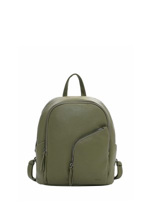 Lille olivengrøn læderrygsæk med diagonal lynlåslomme foran, topstrop og justerbare skulderstropper mod en hvid baggrund.