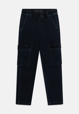 Sorte cargo joggerbukser med elastisk linning, snor, sidelommer og klaplommer på hvert lår.