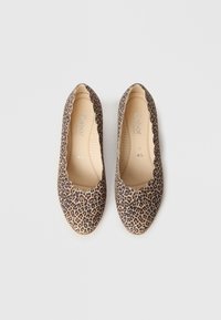 Ballerine con stampa leopardata in materiale morbido, punta arrotondata, bordo smerlato e interno beige. Presentano una superficie testurizzata e un design minimalista.