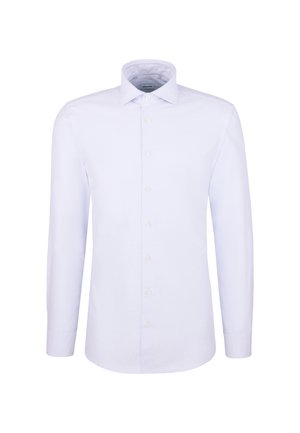 Camicia bianca a maniche lunghe realizzata in tessuto morbido, con colletto classico, chiusura con bottoni e polsini abbottonati, e orlo dritto.