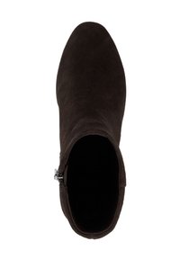 Bottine en suède marron foncé, avec un bout rond, fermeture éclair sur le côté et texture lisse. Design simple et élégant avec des accents minimalistes.